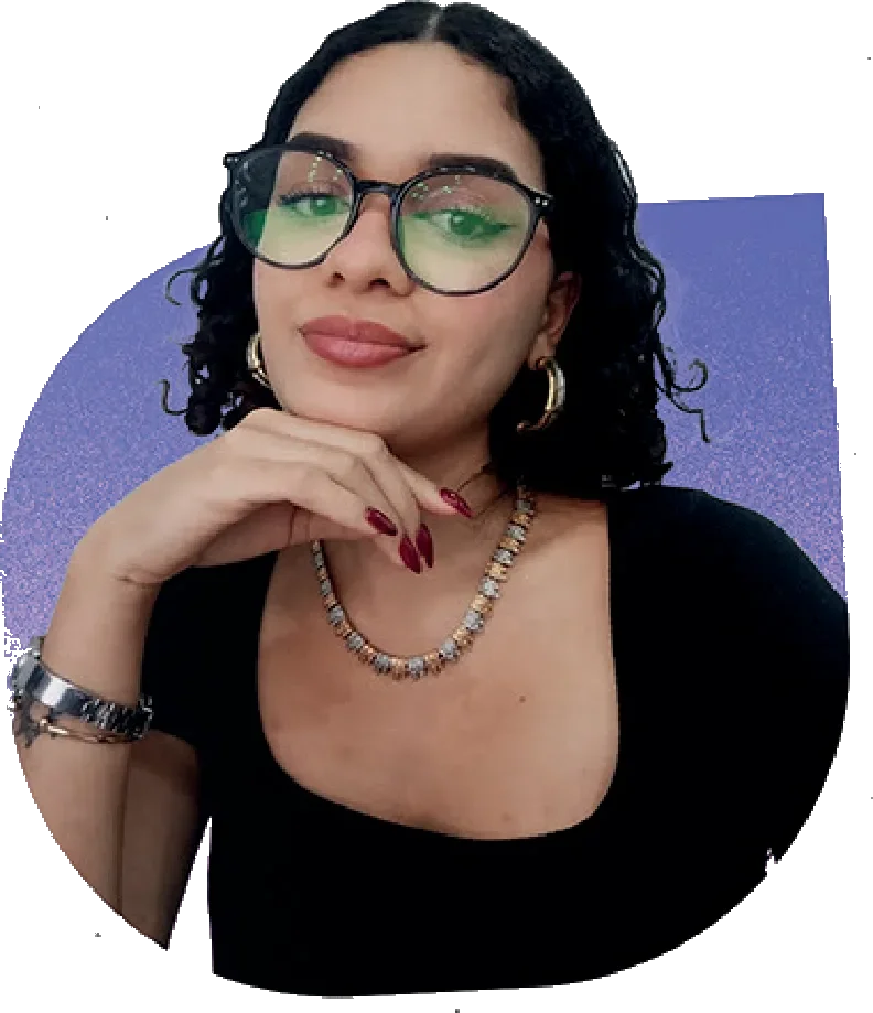Retrato de Mariana Díaz, con lentes y la mano bajo el mentón