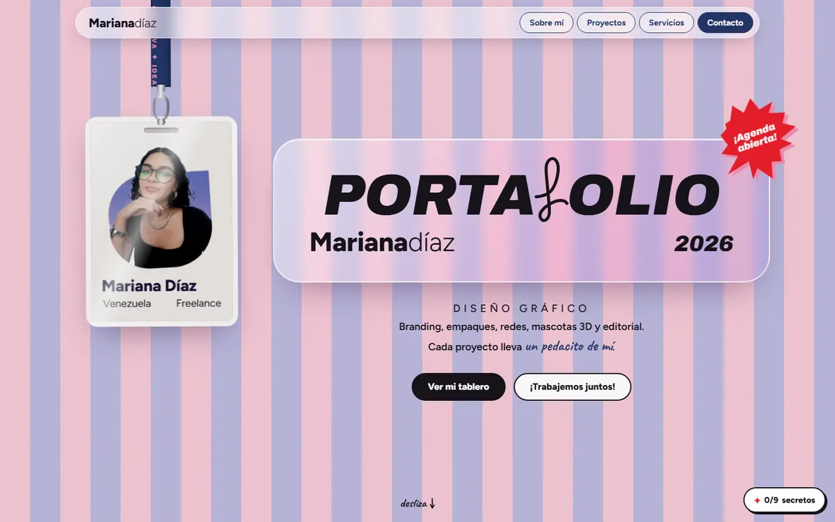 Portada de la propuesta 1: credencial colgante y tarjeta de cristal sobre rayas rosa y lavanda